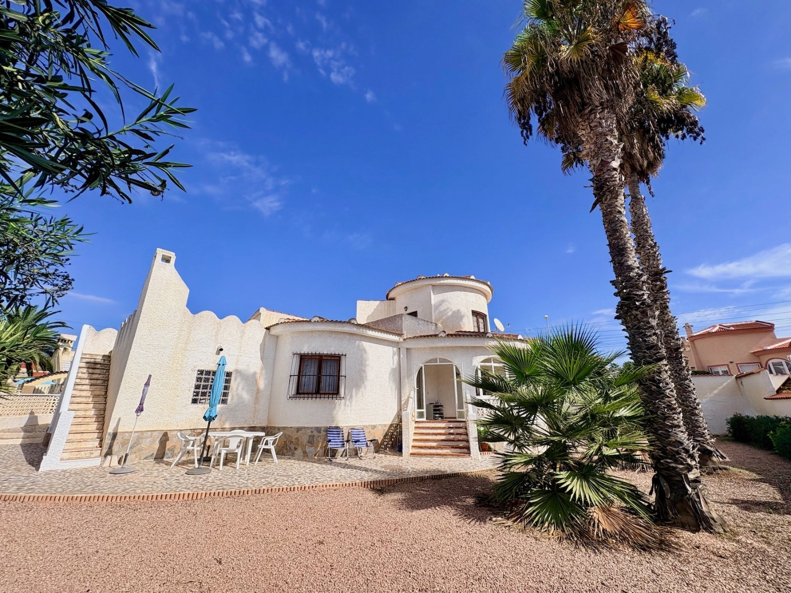 Villa individuelle avec 3 chambres, 2 salles de bain, terrasse sur le toit et garage