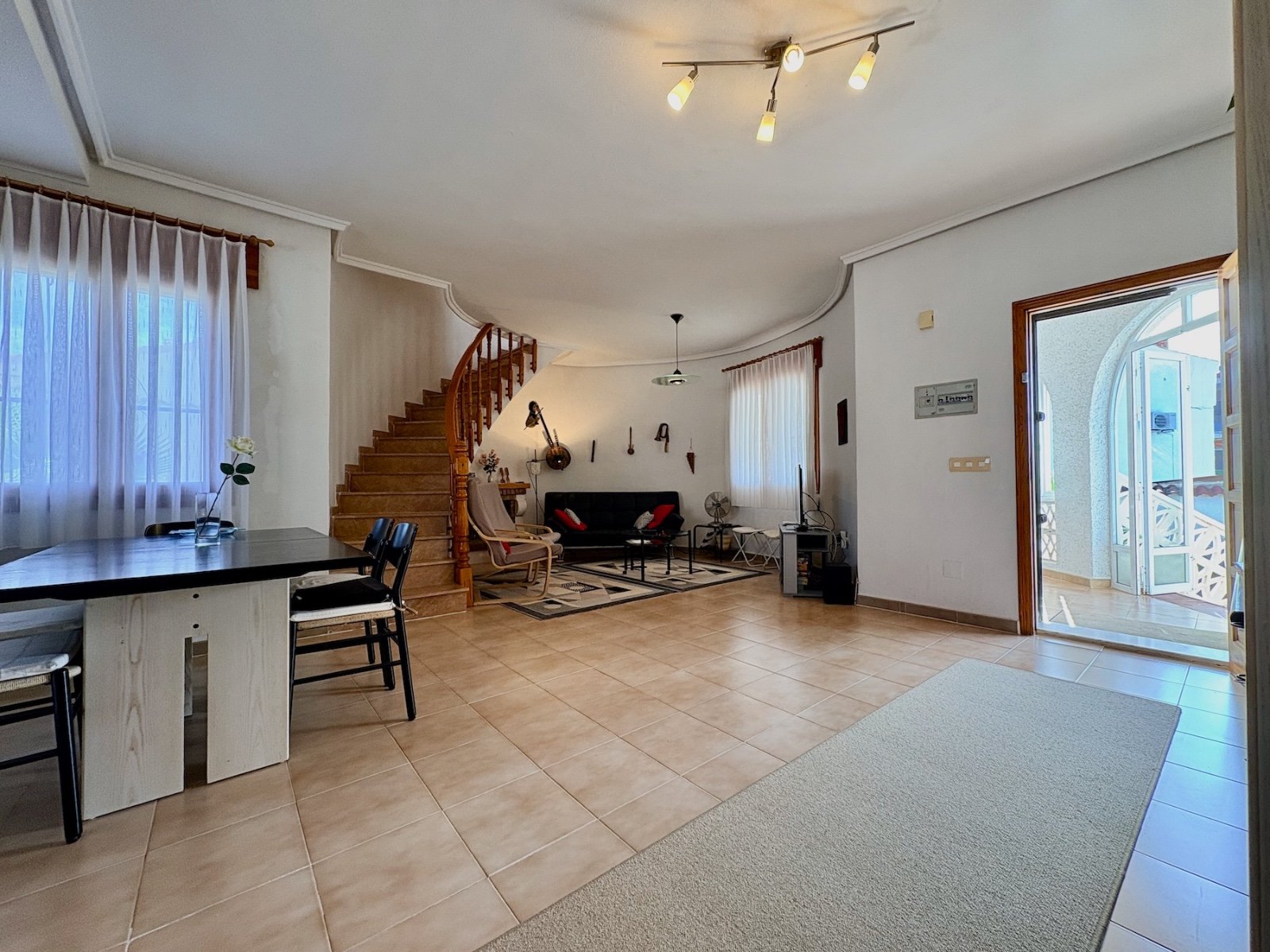Villa individuelle avec 3 chambres, 2 salles de bain, terrasse sur le toit et garage