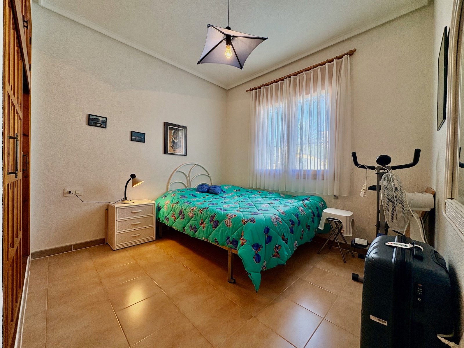 Villa individuelle avec 3 chambres, 2 salles de bain, terrasse sur le toit et garage