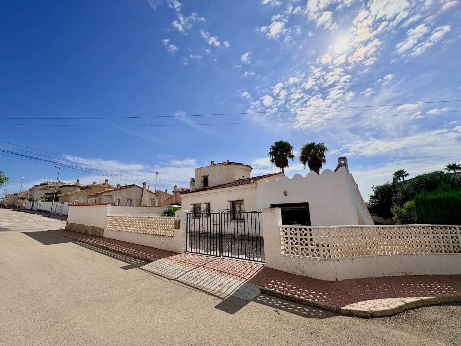 Villa individuelle avec 3 chambres, 2 salles de bain, terrasse sur le toit et garage
