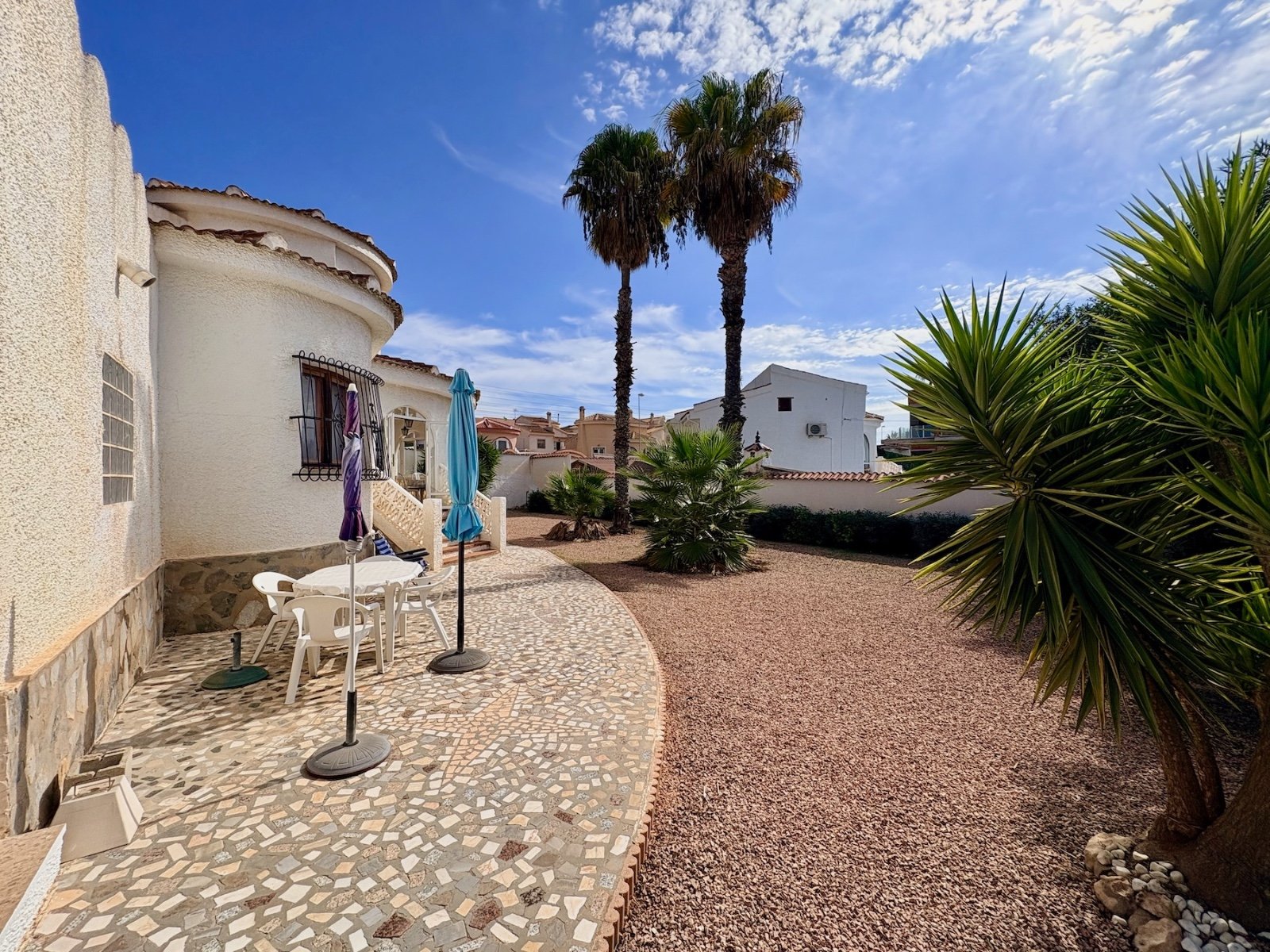Villa individuelle avec 3 chambres, 2 salles de bain, terrasse sur le toit et garage