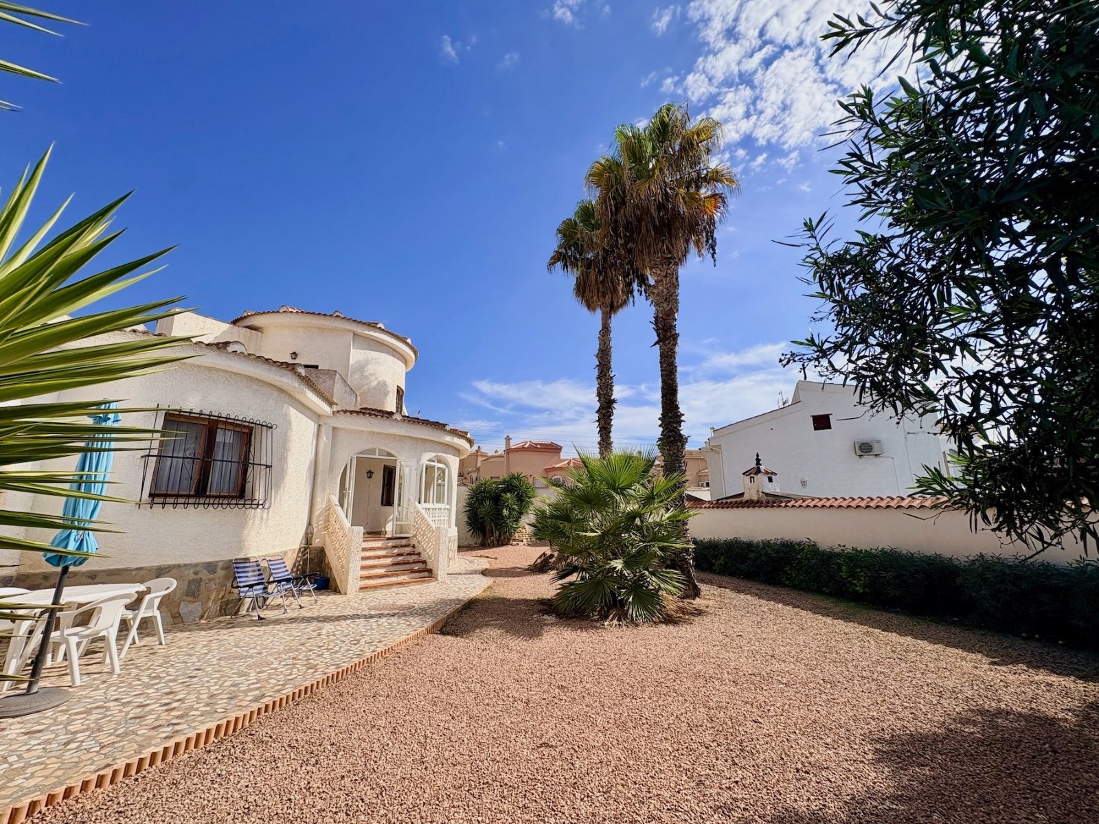 Villa individuelle avec 3 chambres, 2 salles de bain, terrasse sur le toit et garage