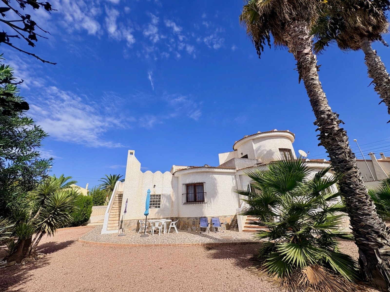Villa individuelle avec 3 chambres, 2 salles de bain, terrasse sur le toit et garage