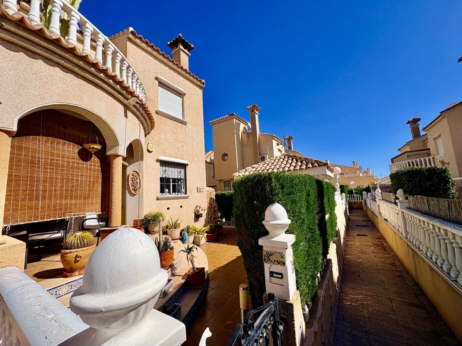 Maison mitoyenne avec 3 chambres, jardin privé et toit-terrasse à Playa Flamenca à seulement quelques minutes de la plage