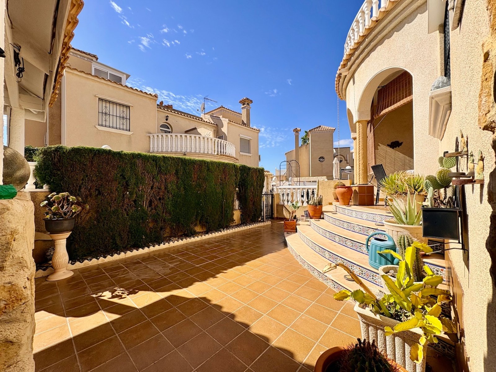 Maison mitoyenne avec 3 chambres, jardin privé et toit-terrasse à Playa Flamenca à seulement quelques minutes de la plage