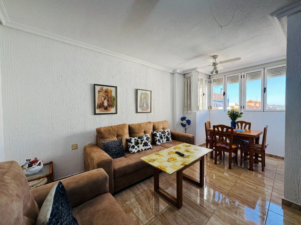Appartement rénové de 2 chambres avec ascenseur dans le centre de La Mata – à 300 mètres de la plage