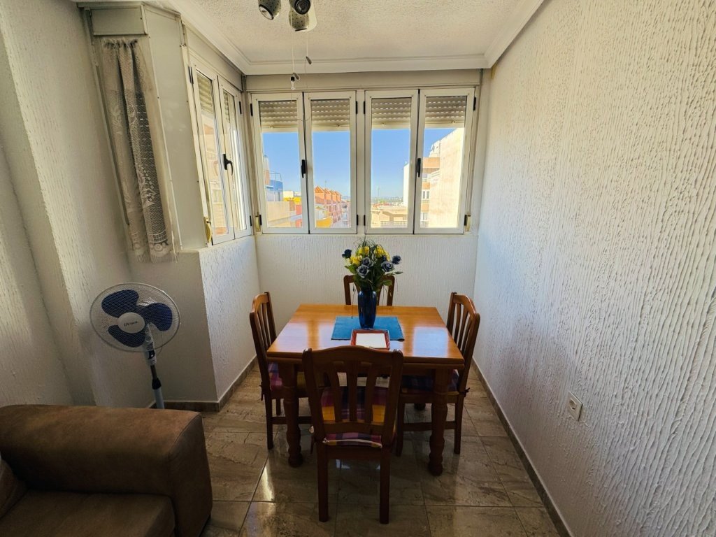 Appartement rénové de 2 chambres avec ascenseur dans le centre de La Mata – à 300 mètres de la plage