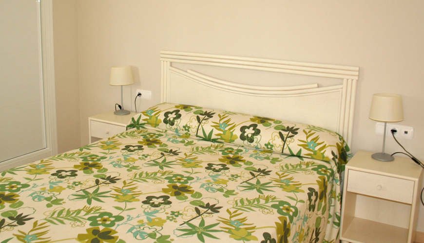 Appartements meublés avec 2 chambres à coucher, 2 salles de bains, piscine communautaire et vue sur la mer à seulement 500 m de la plage