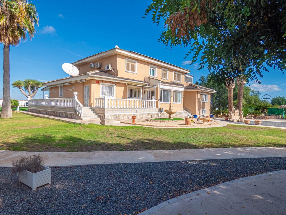 Magnifique villa de campagne rénovée avec 7 chambres, 7 salles de bains, climatisation, chauffage central, double garage et piscine privée chauffée