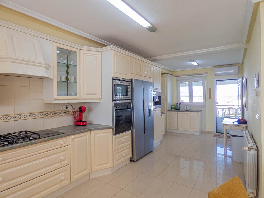 Magnifique villa de campagne rénovée avec 7 chambres, 7 salles de bains, climatisation, chauffage central, double garage et piscine privée chauffée