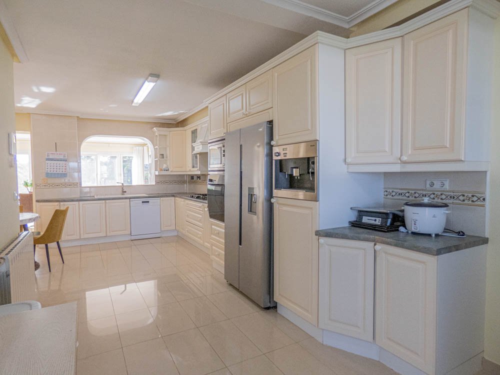 Magnifique villa de campagne rénovée avec 7 chambres, 7 salles de bains, climatisation, chauffage central, double garage et piscine privée chauffée