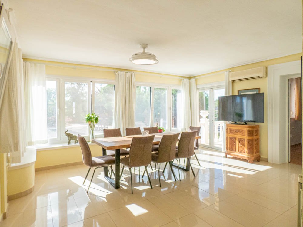 Magnifique villa de campagne rénovée avec 7 chambres, 7 salles de bains, climatisation, chauffage central, double garage et piscine privée chauffée