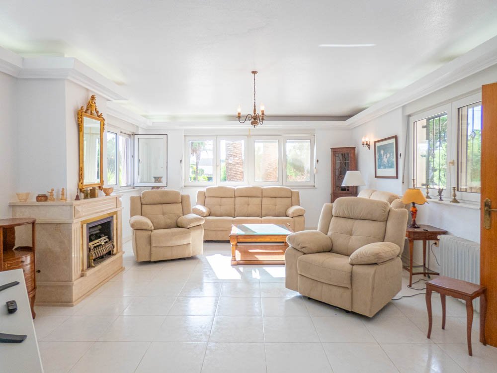 Magnifique villa de campagne rénovée avec 7 chambres, 7 salles de bains, climatisation, chauffage central, double garage et piscine privée chauffée