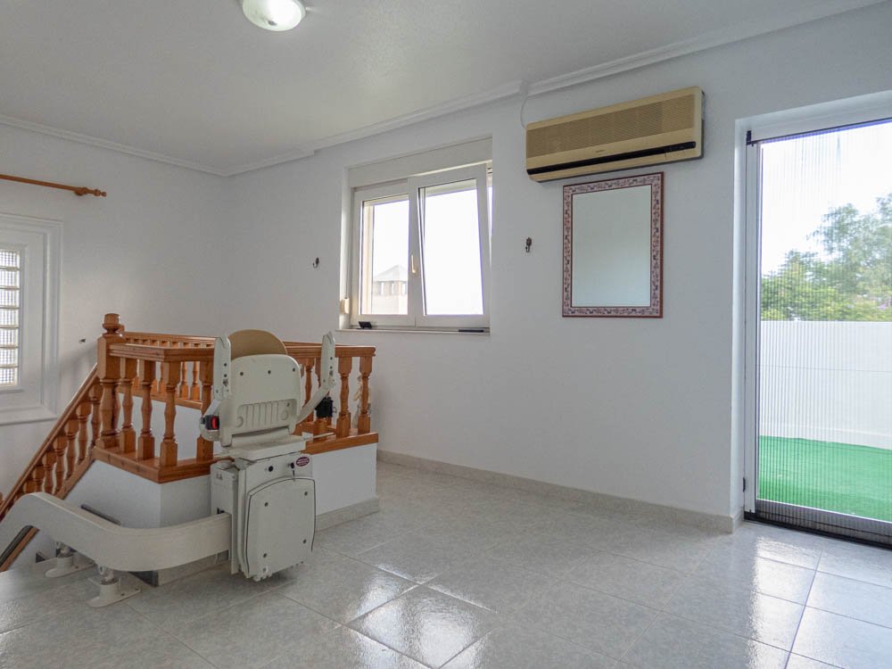 Magnifique villa de campagne rénovée avec 7 chambres, 7 salles de bains, climatisation, chauffage central, double garage et piscine privée chauffée