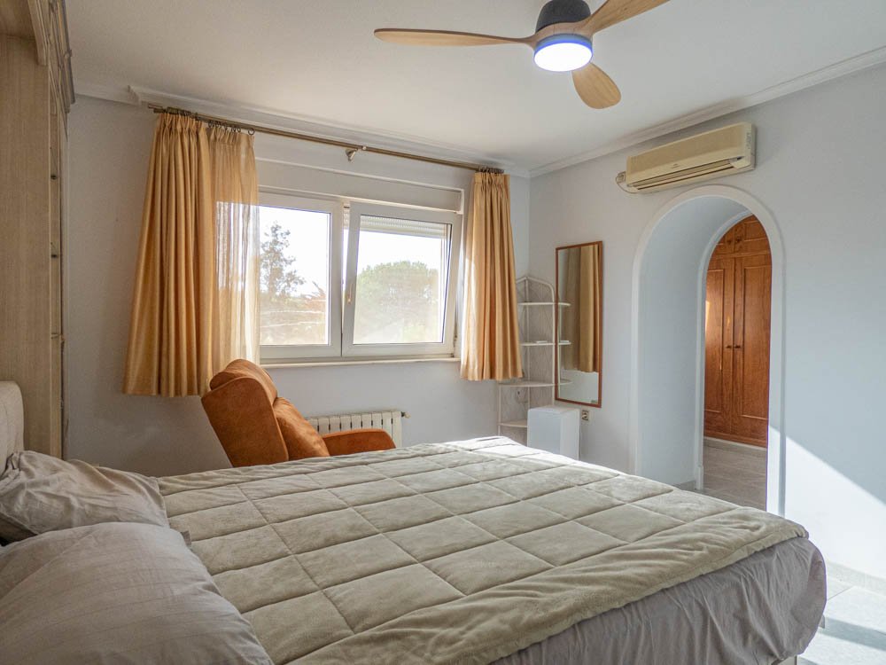 Magnifique villa de campagne rénovée avec 7 chambres, 7 salles de bains, climatisation, chauffage central, double garage et piscine privée chauffée