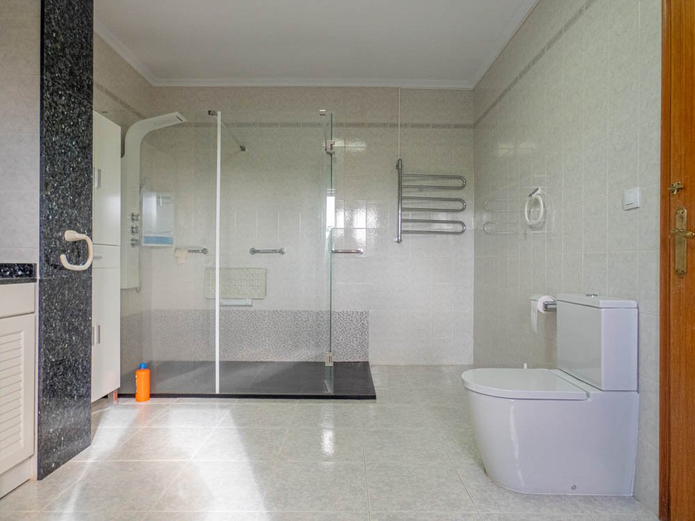 Magnifique villa de campagne rénovée avec 7 chambres, 7 salles de bains, climatisation, chauffage central, double garage et piscine privée chauffée