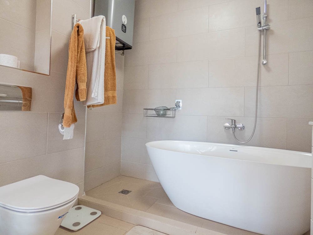 Magnifique villa de campagne rénovée avec 7 chambres, 7 salles de bains, climatisation, chauffage central, double garage et piscine privée chauffée