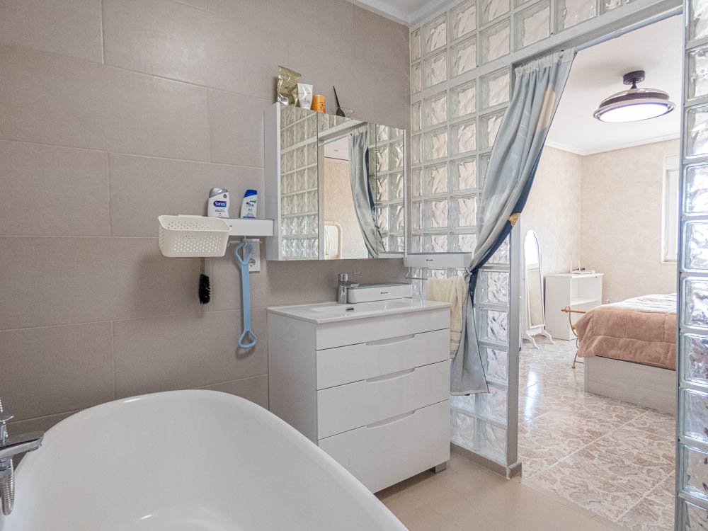 Magnifique villa de campagne rénovée avec 7 chambres, 7 salles de bains, climatisation, chauffage central, double garage et piscine privée chauffée