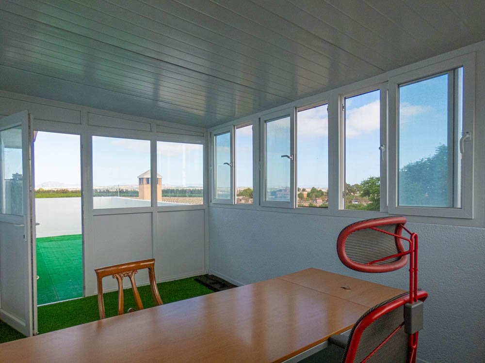 Magnifique villa de campagne rénovée avec 7 chambres, 7 salles de bains, climatisation, chauffage central, double garage et piscine privée chauffée