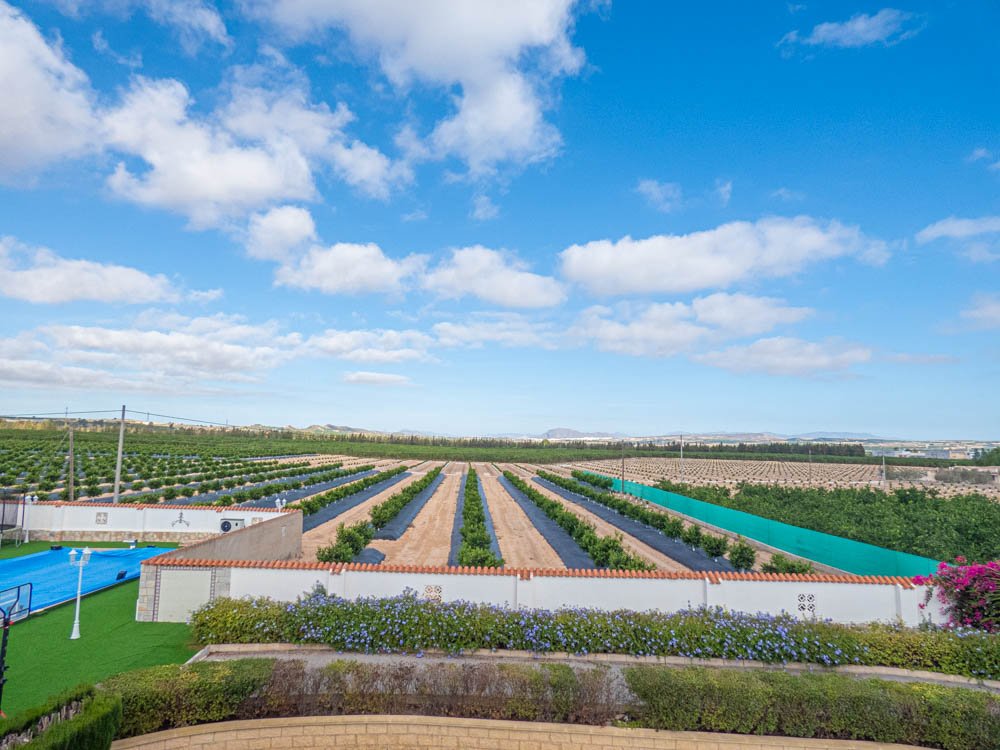 Magnifique villa de campagne rénovée avec 7 chambres, 7 salles de bains, climatisation, chauffage central, double garage et piscine privée chauffée
