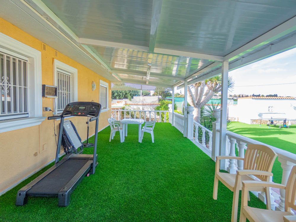 Magnifique villa de campagne rénovée avec 7 chambres, 7 salles de bains, climatisation, chauffage central, double garage et piscine privée chauffée